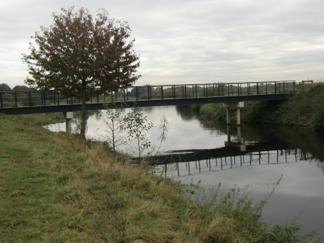 Gennep NL : Über die Niersbrücke gelangt man zur Burgruine Genneperhuis